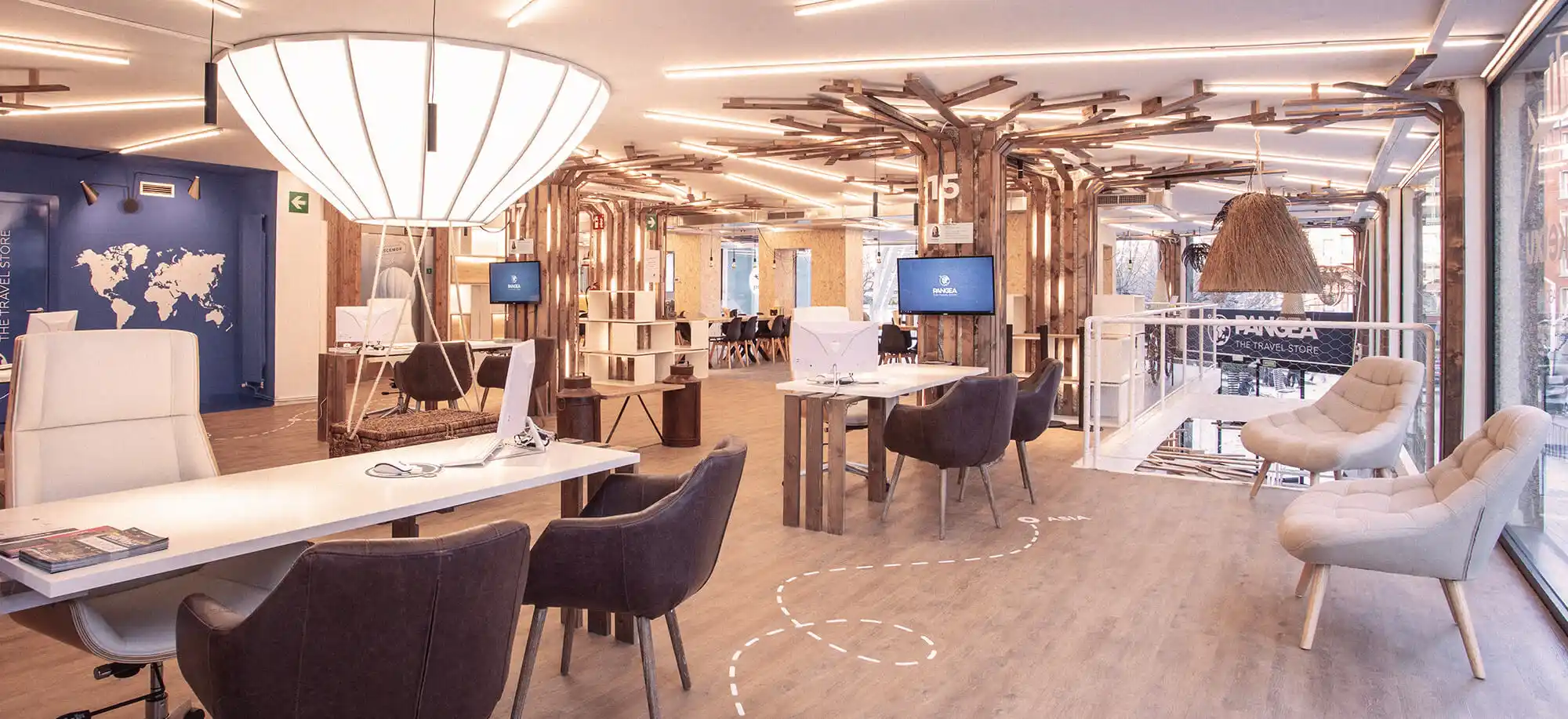 Hero_Pangea the travel store Bilbao_Interior.webp - Pangea Viajes
